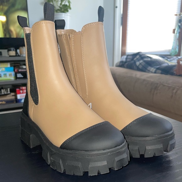 a new day Shoes - Brand: A New Day | Size: 6 1/2 | Color: Tan and Black